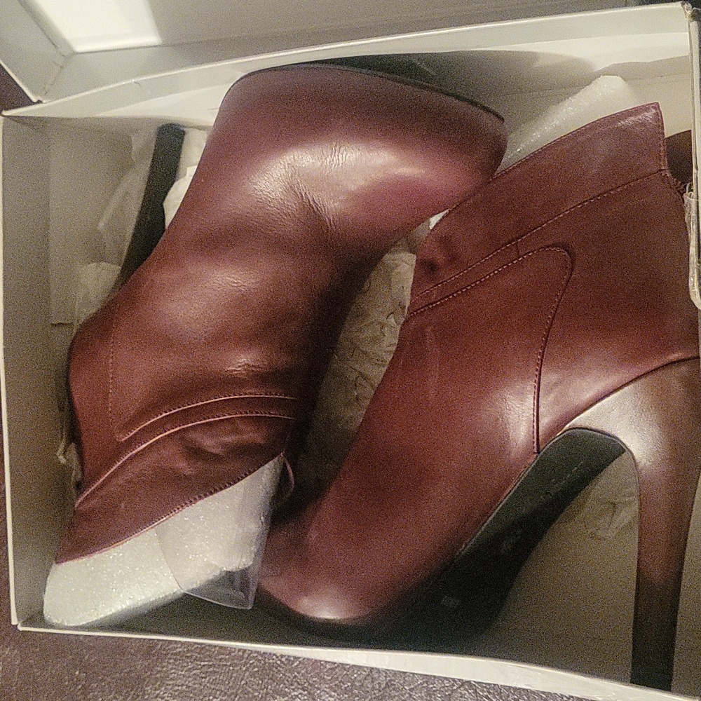 Jessica Simpson Chic Leather Ankle Boots in Rich Burgundy - Picture 5 of 6